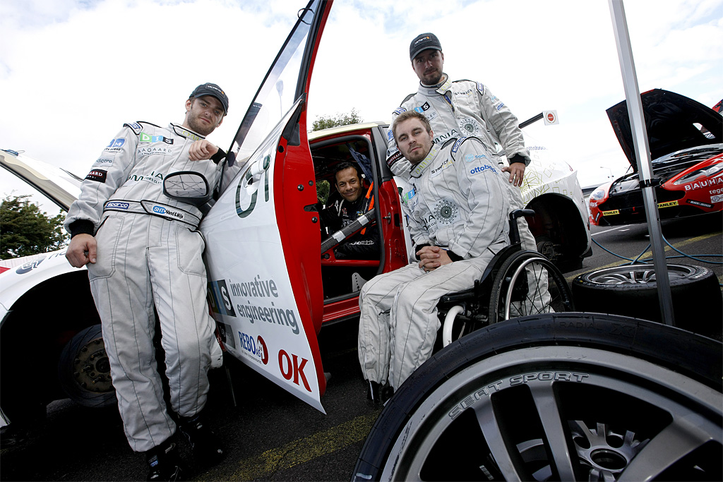 Drengene på Team Wounded Racing har forskellige fysiske skader, og derfor er racerbilen indrettet til 16 forskellige handicaps
(Foto: Ole Hartmann Schmidt)